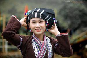 Femme en tenue traditionnelle vietnamienne coloré
