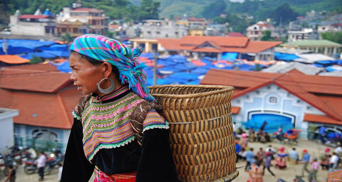 femme au marché du village