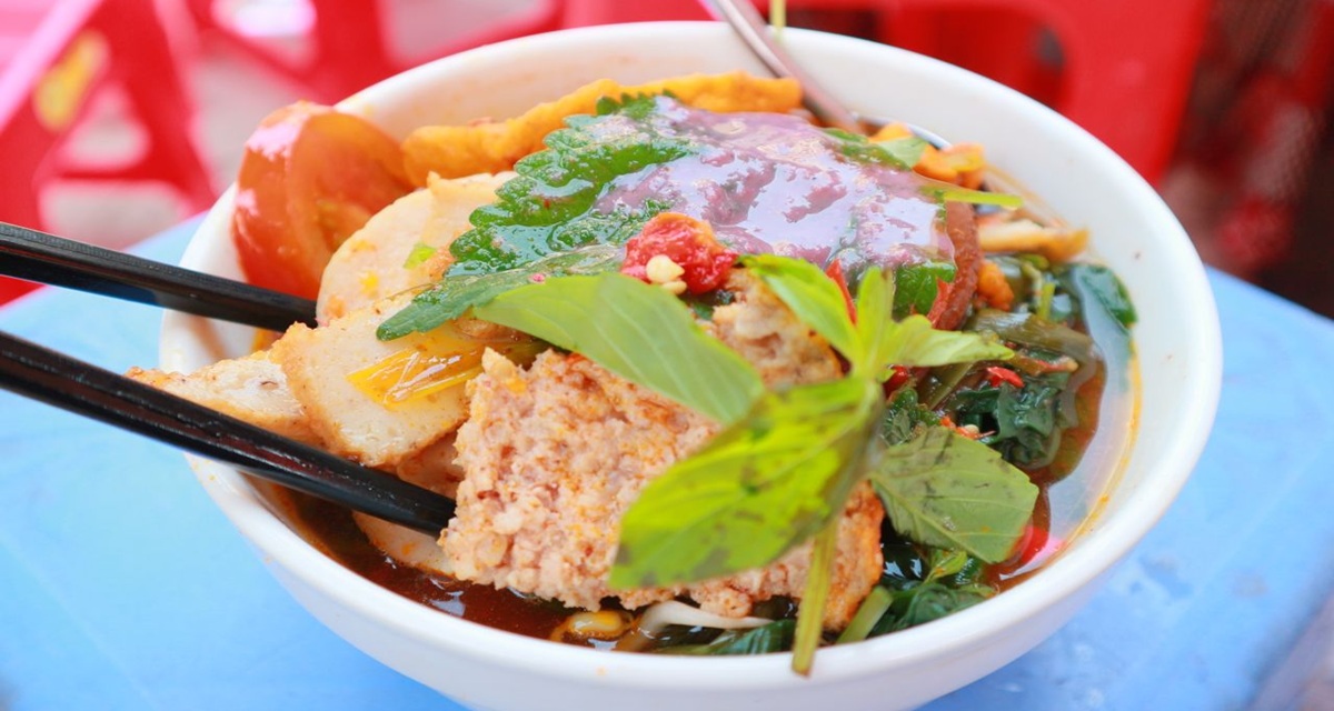 Bún riêu vietnamien au crabe et aux herbes fraîches