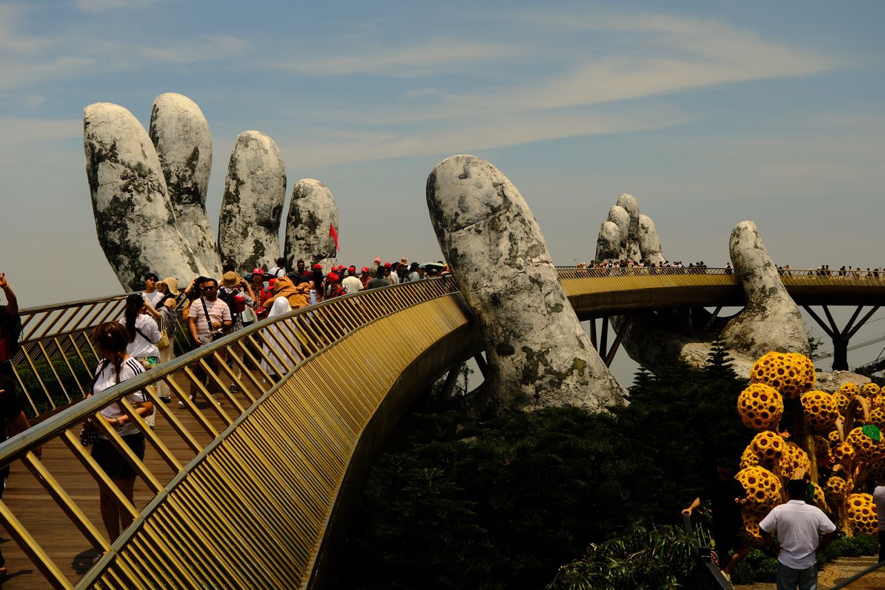 Des touristes sur le pont d’or Da Nang