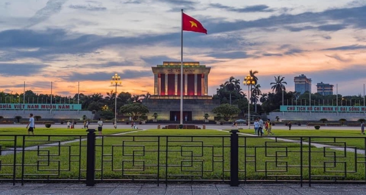 Drapeau du Vietnam sur la place Ba Dinh à Hanoi