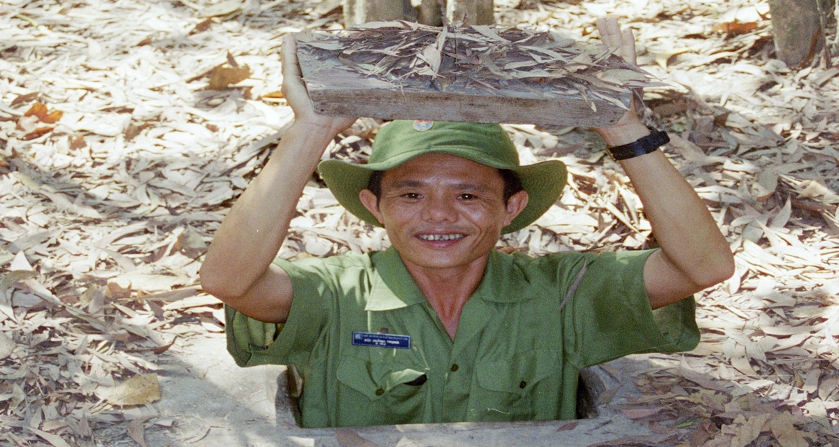 Entrée d’un tunnel utilisé durant la guerre du Vietnam dans les Tunnels de Củ Chi