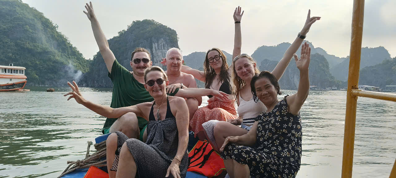 Famille francais avec un guide de l'agence locale