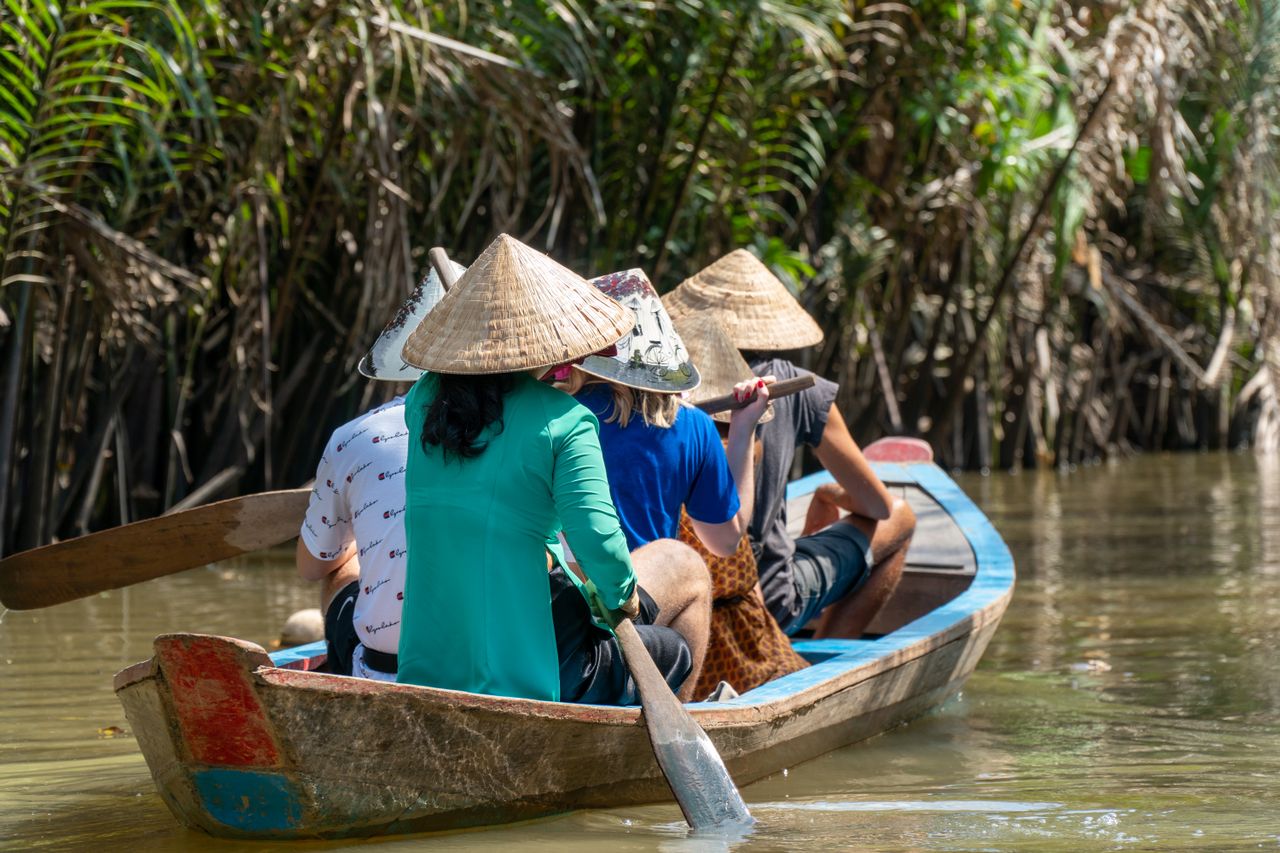 Balade en sampan sur un canal de Ben Tre