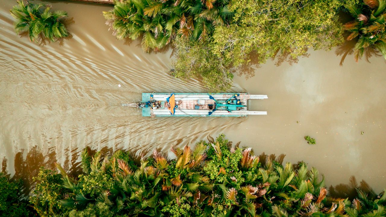 Bateau naviguant sur un canal à Ben Tre