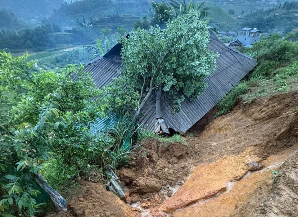 Inondations soudaines et glissements de terrain dans la région montagneuse du nord du Vietnam.