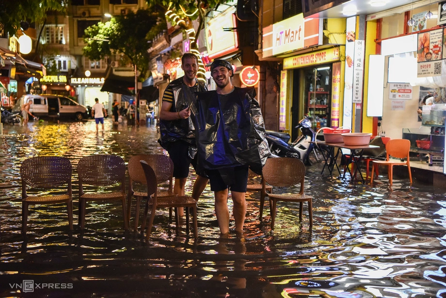 La rue du biere Ta Hien, inondé après de fortes pluies.