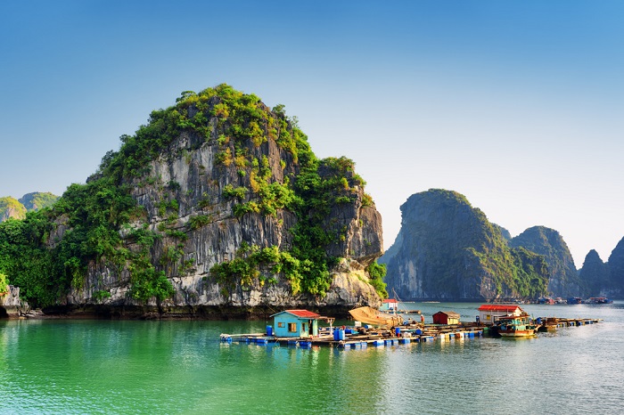Le village de pêcheurs de Viet Hai, niché dans la baie.