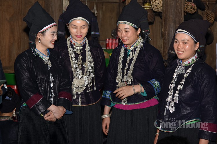 L'élégance des vêtements traditionnels des femmes Nung.