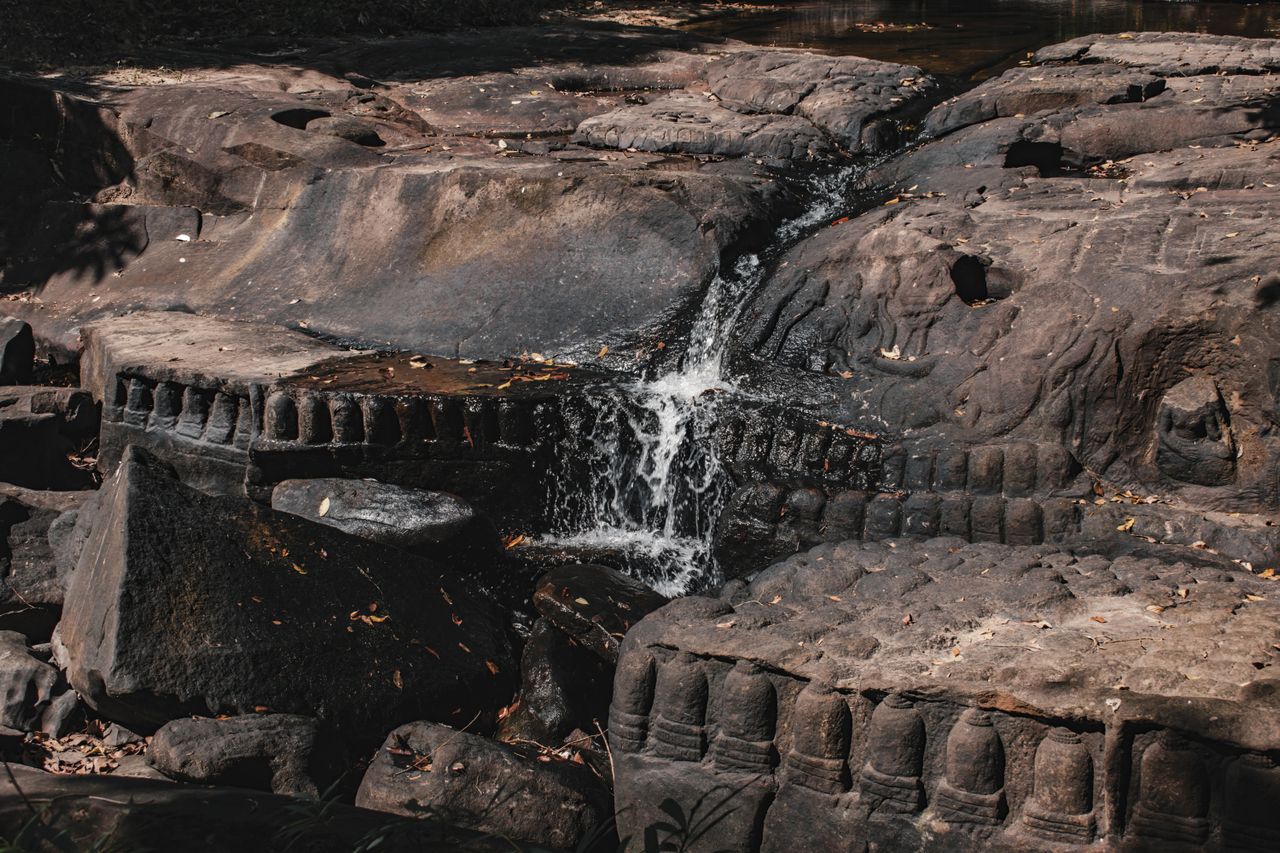 Lingas sculptés dans la rivière de Phnom Kulen