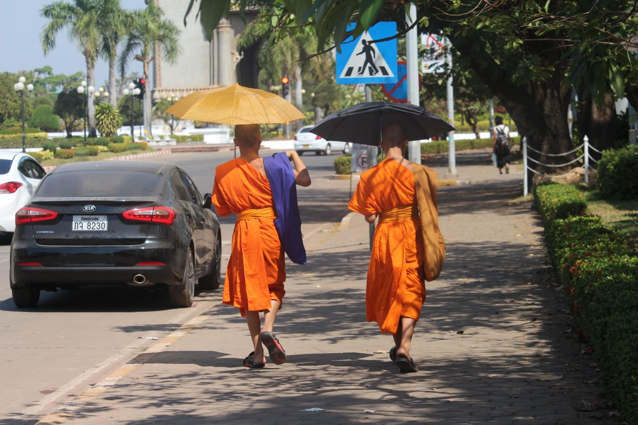 Moines sous le soleil pendant la saison chaude au Laos