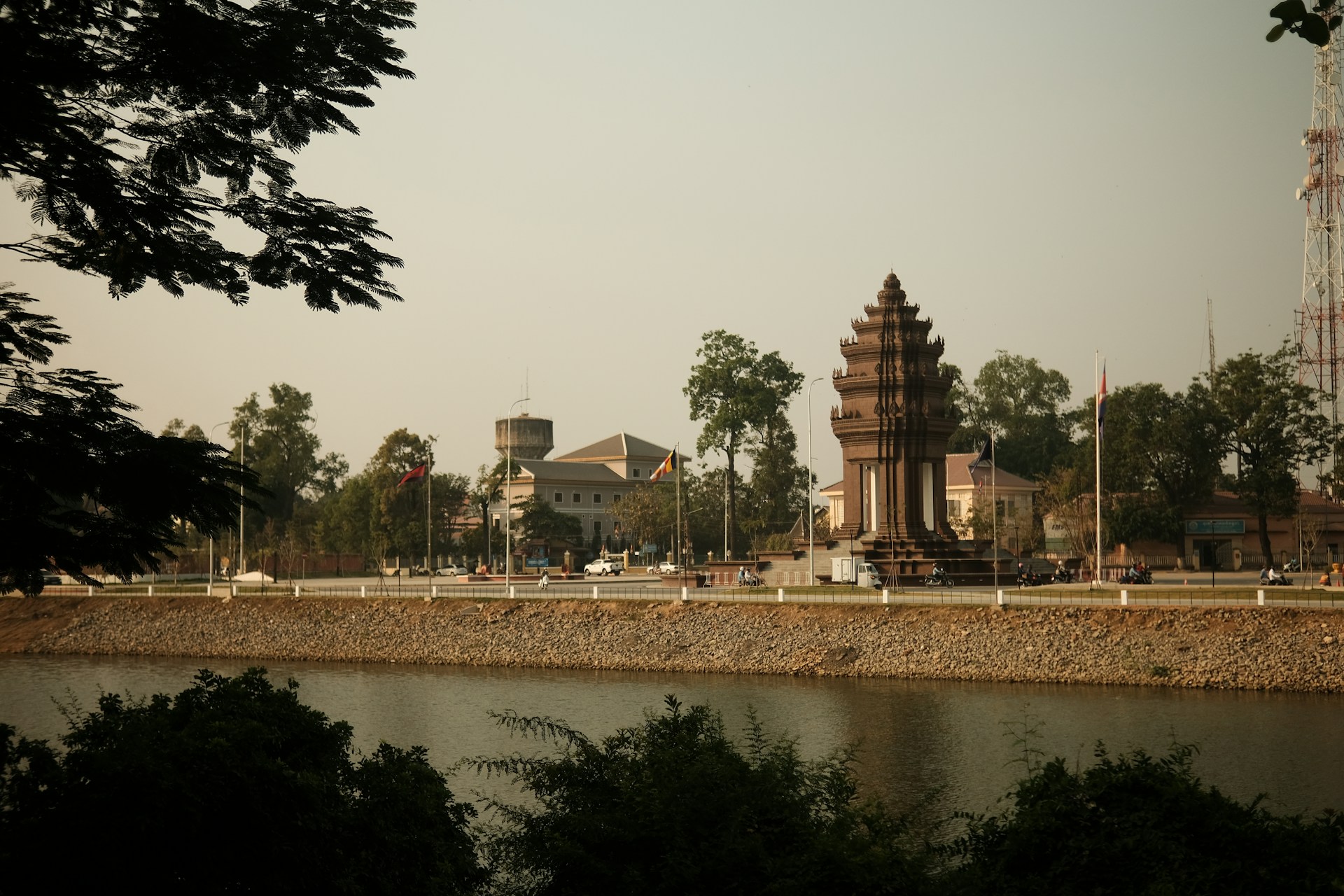 Monument à tour-horloge en bord de rivière à Battambang