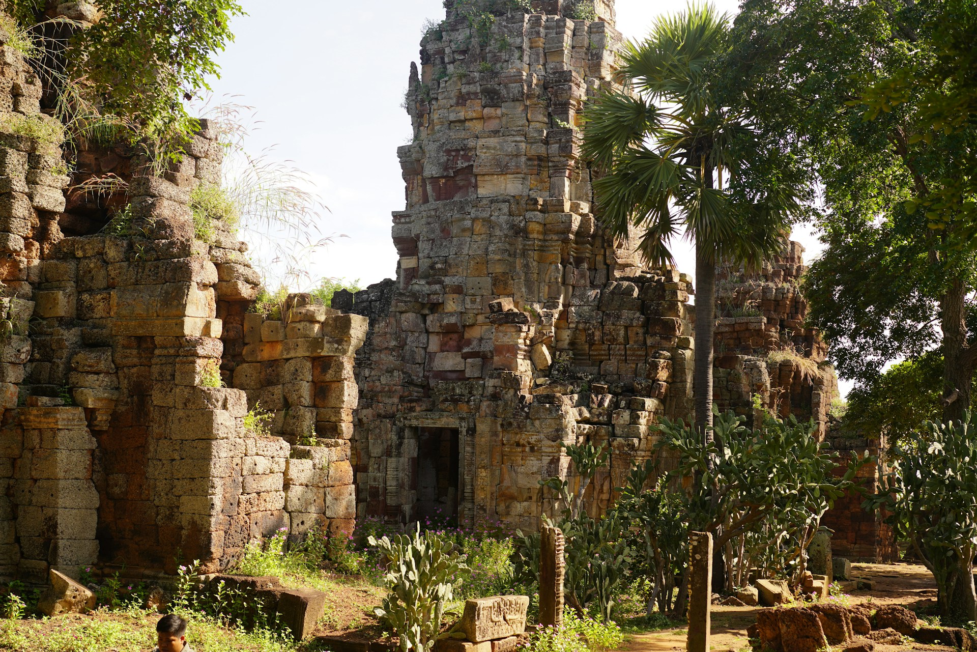 Temple traditionnel entouré de verdure à Battambang