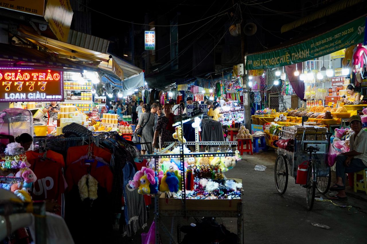 Vendeur au marché de nuit de Sapa