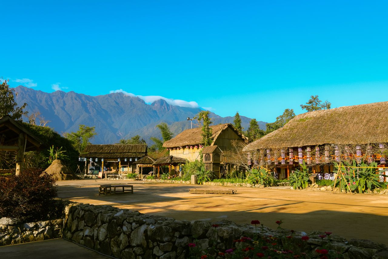 Village traditionnel dans les montagnes de Sapa