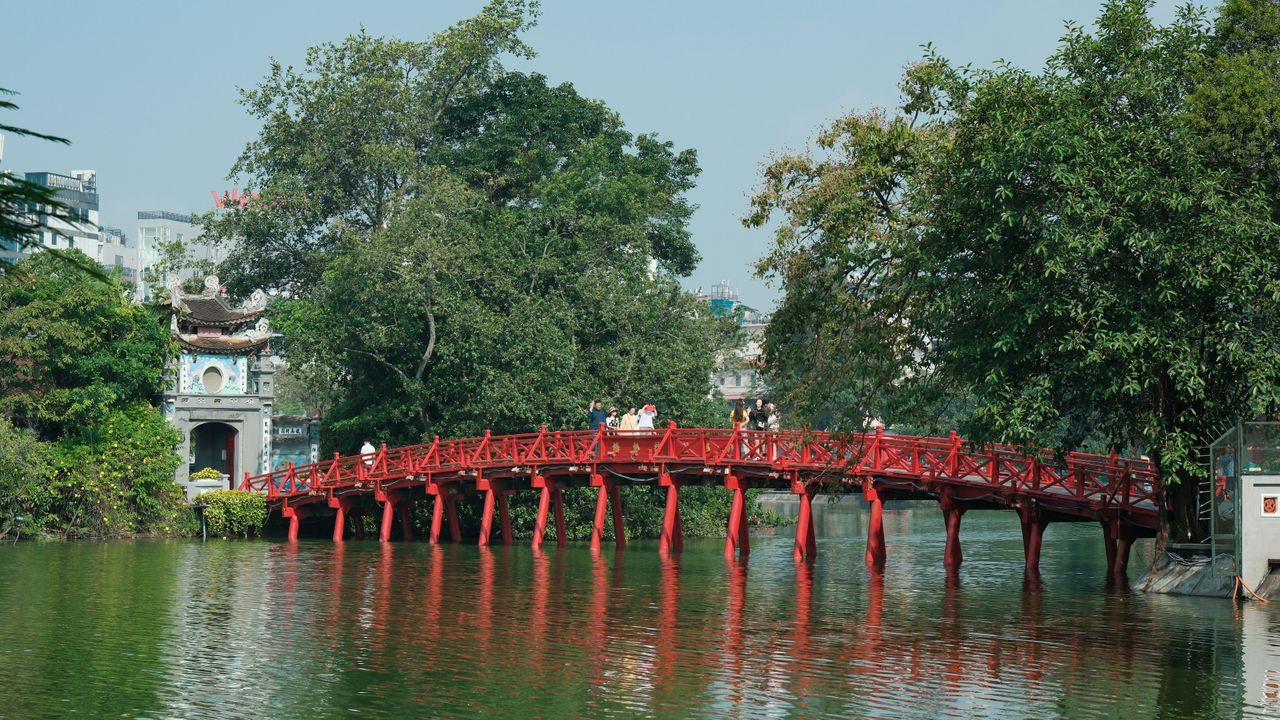 Pont Thê Húc du temple Ngoc Son à Hanoï