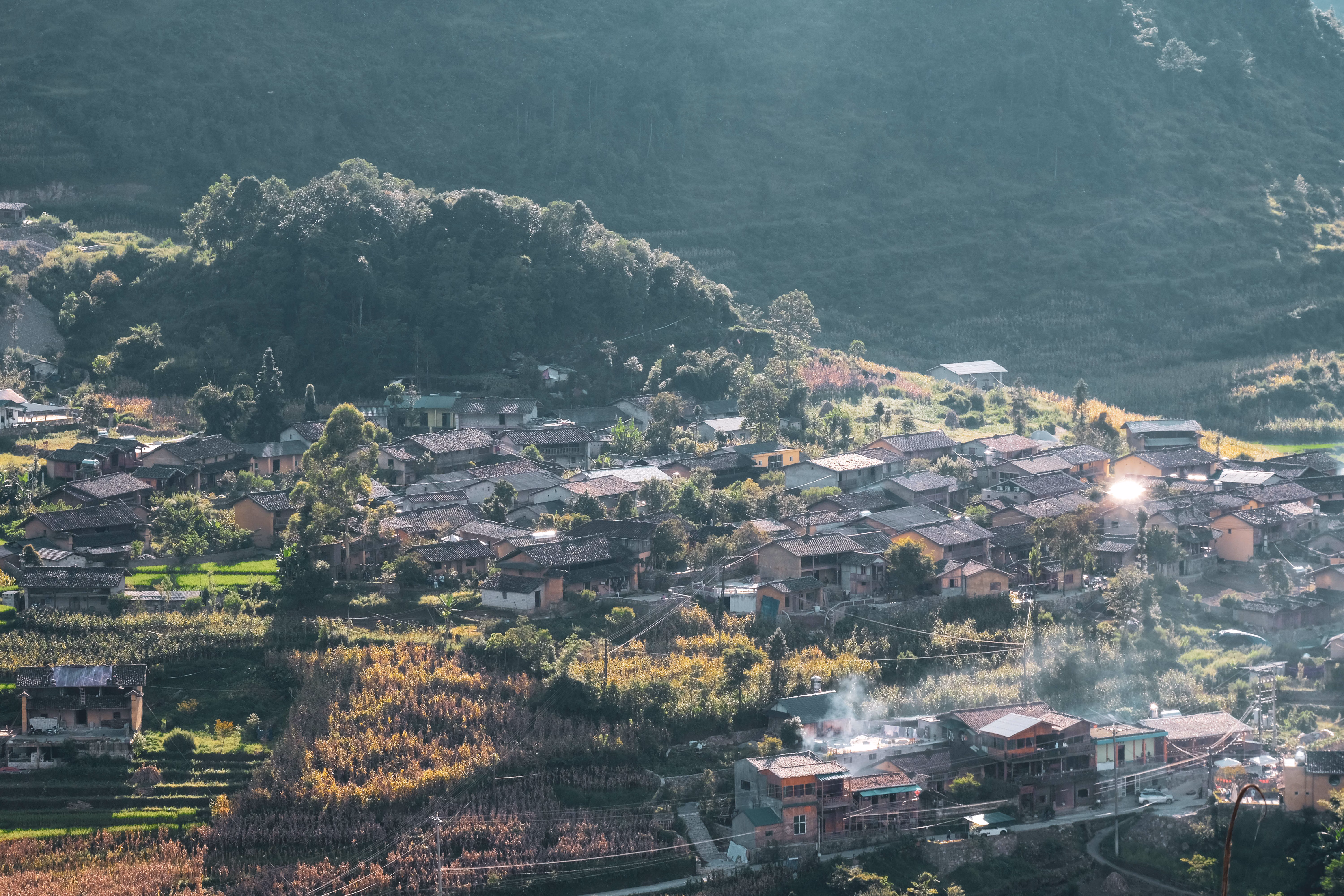 Village rural entouré de végétation dans la région montagneuse de Ha Giang.
