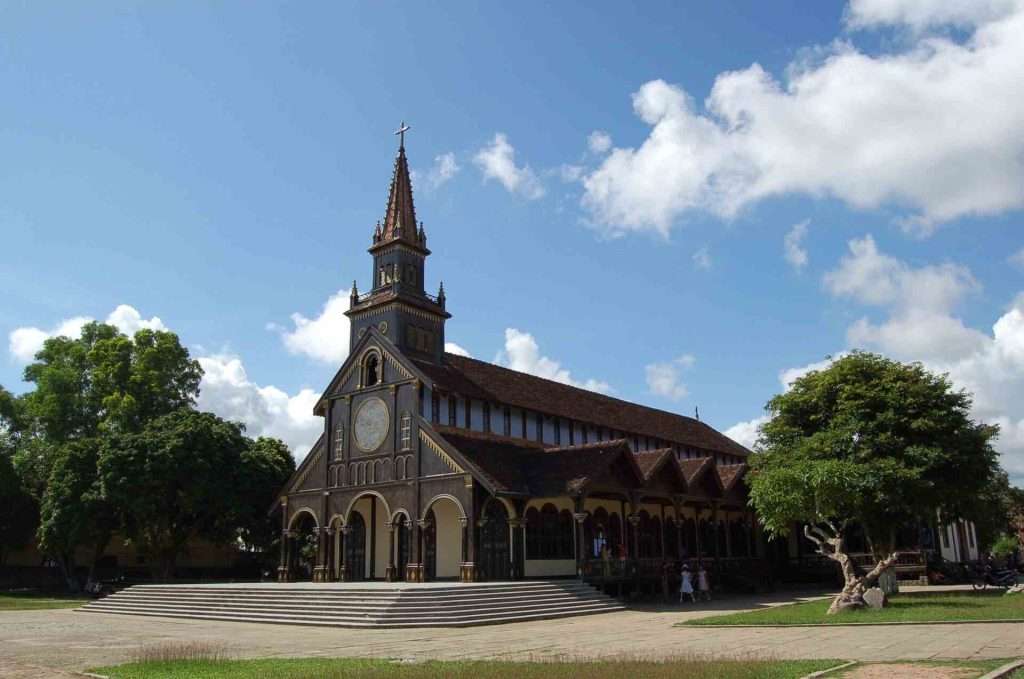 Cathédrale en bois de Kon Tum