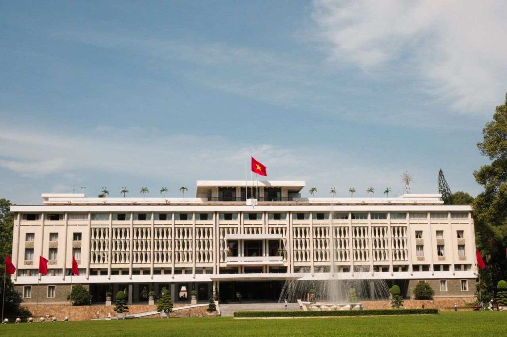 Façade géométrique du Palais de la Réunification