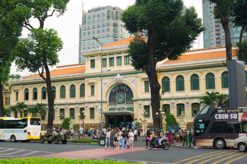 Façade historique de la Poste centrale de Saïgon à Hô Chi Minh-Ville