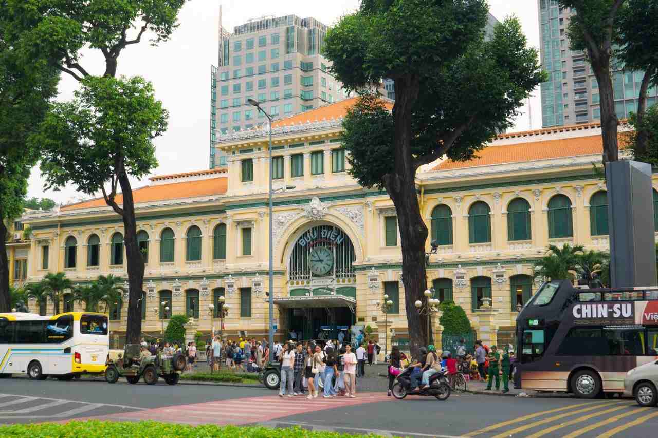 Façade historique de la Poste centrale de Saïgon à Hô Chi Minh-Ville