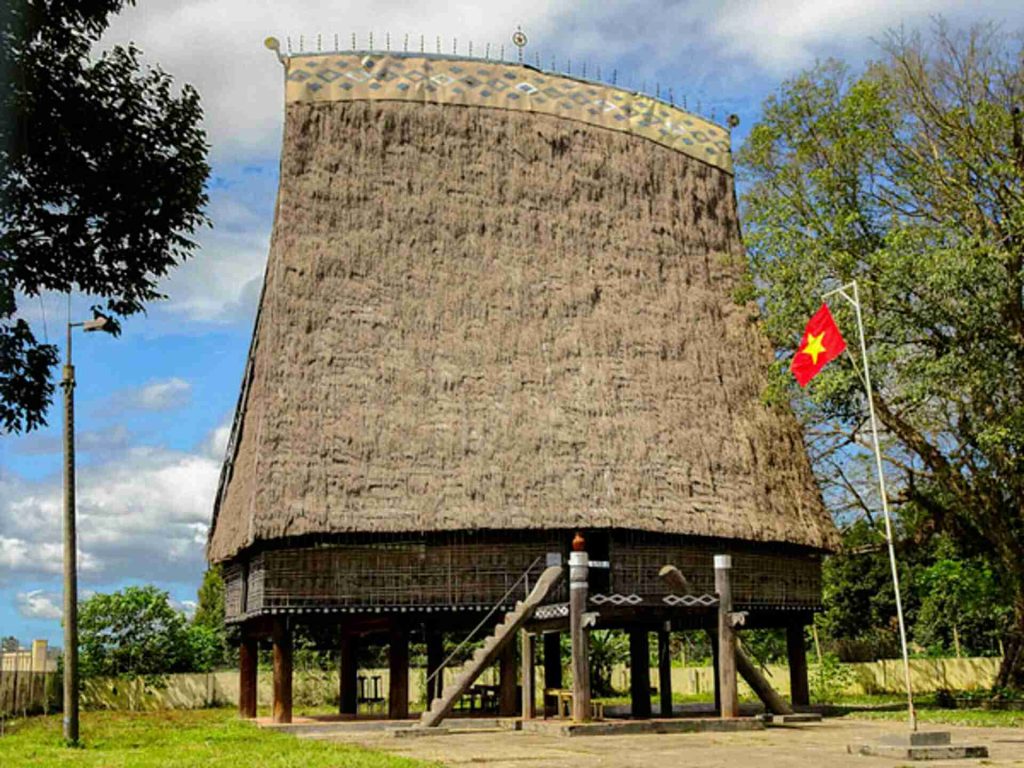 Maison commune rông Bahnar de Kon Klor, Kon Tum