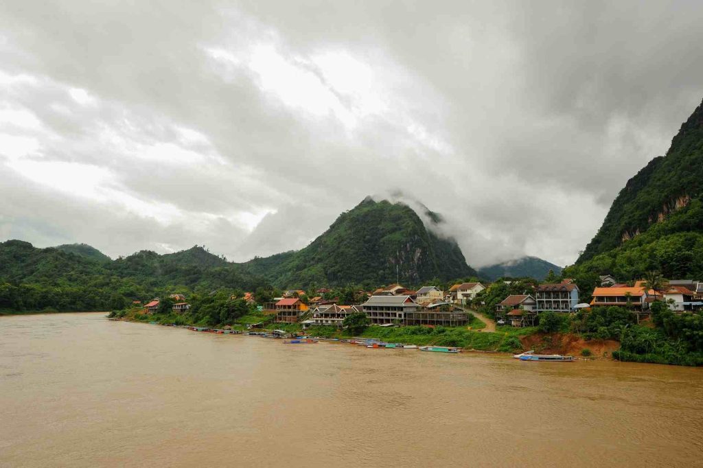 Rivière traversant une vallée verdoyante près de Nong Khiaw