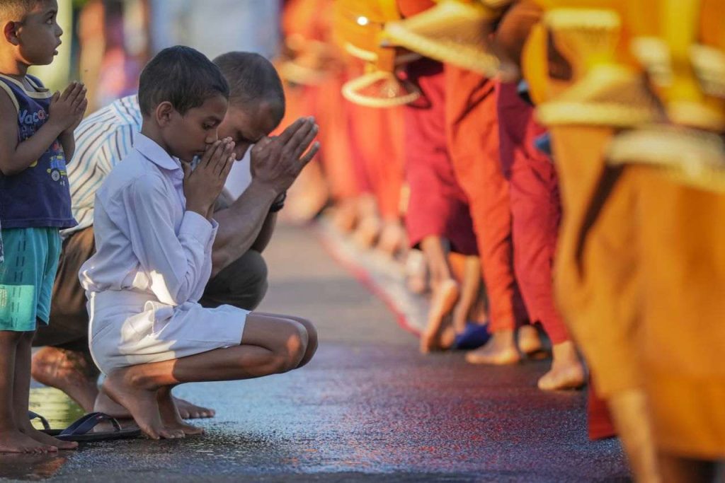 Saluer dans un temple ou devant moine