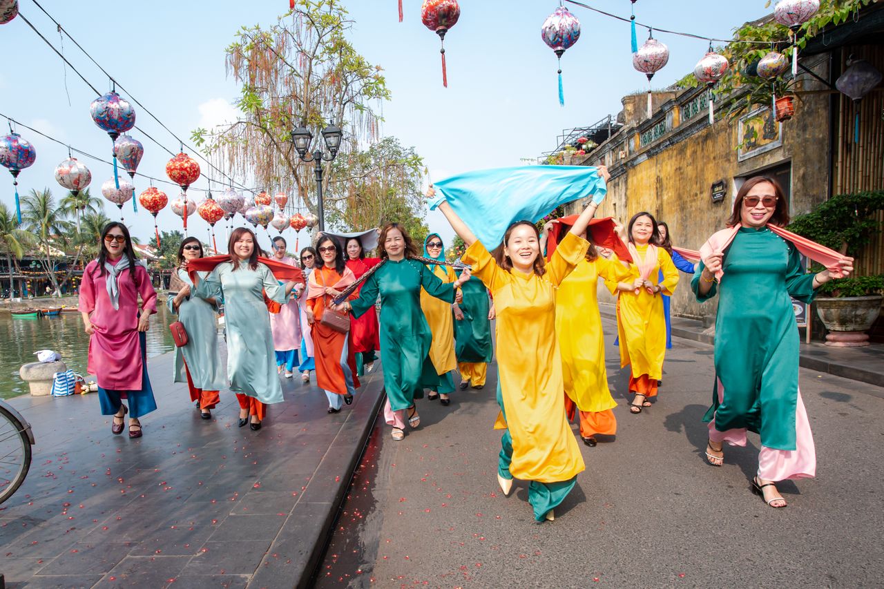 danse pendant la fête dans les rues de Hoi An