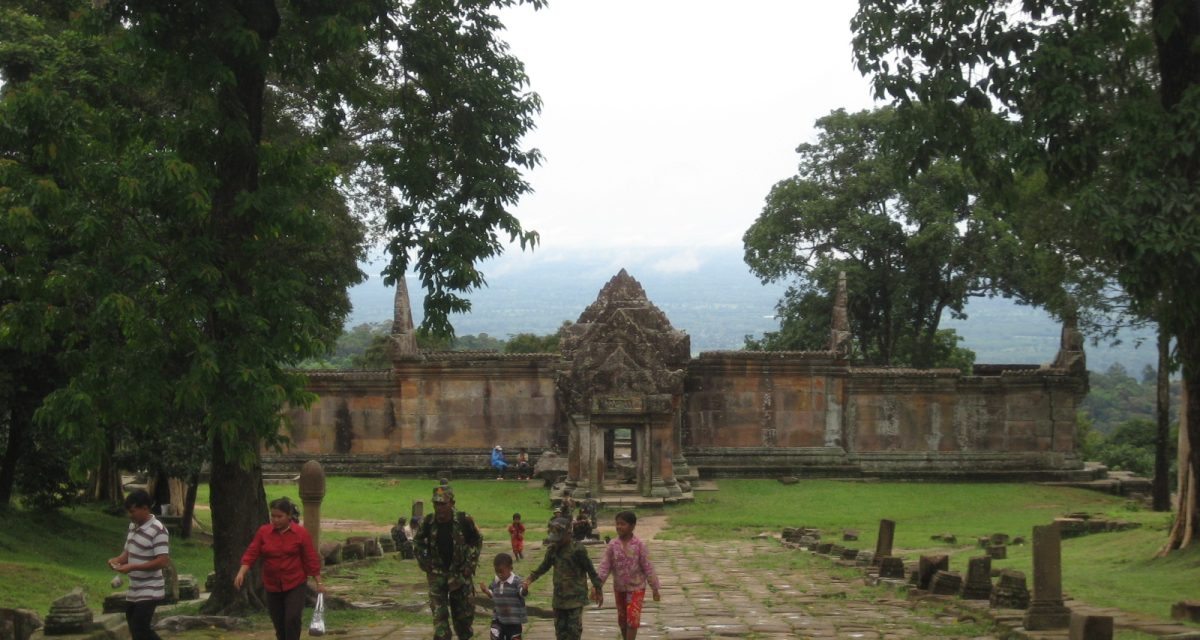 Allée du temple de Preah Vihear Allée pavée menant à une porte monumentale du temple de Preah Vihear