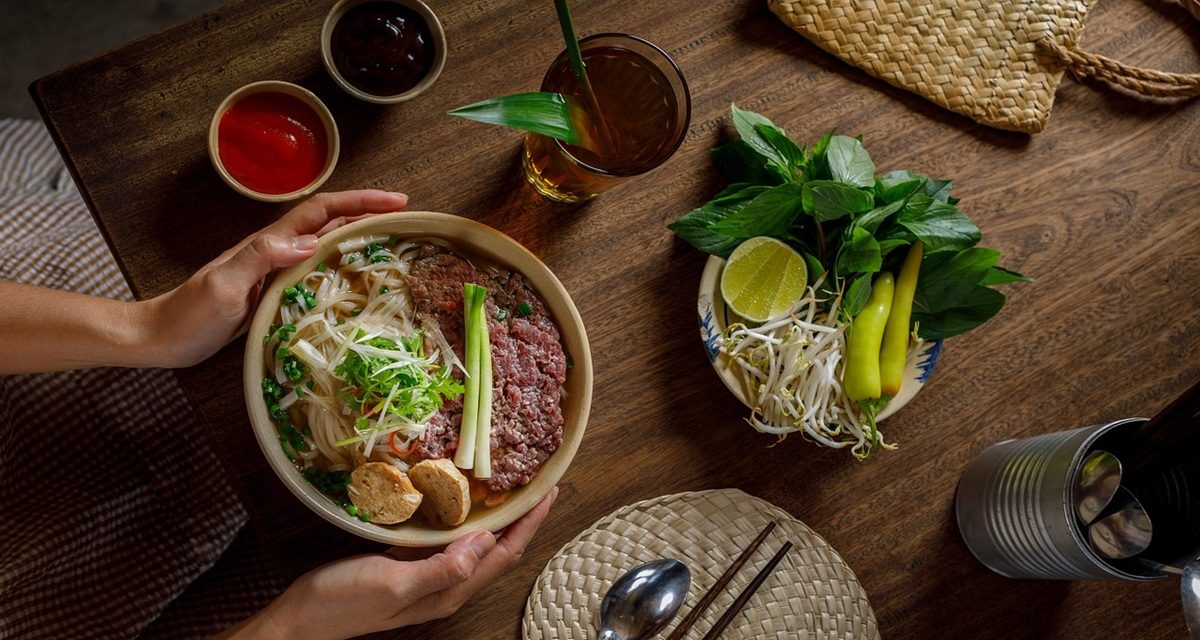 Assemblage d’un bol de pho vietnamien traditionnel