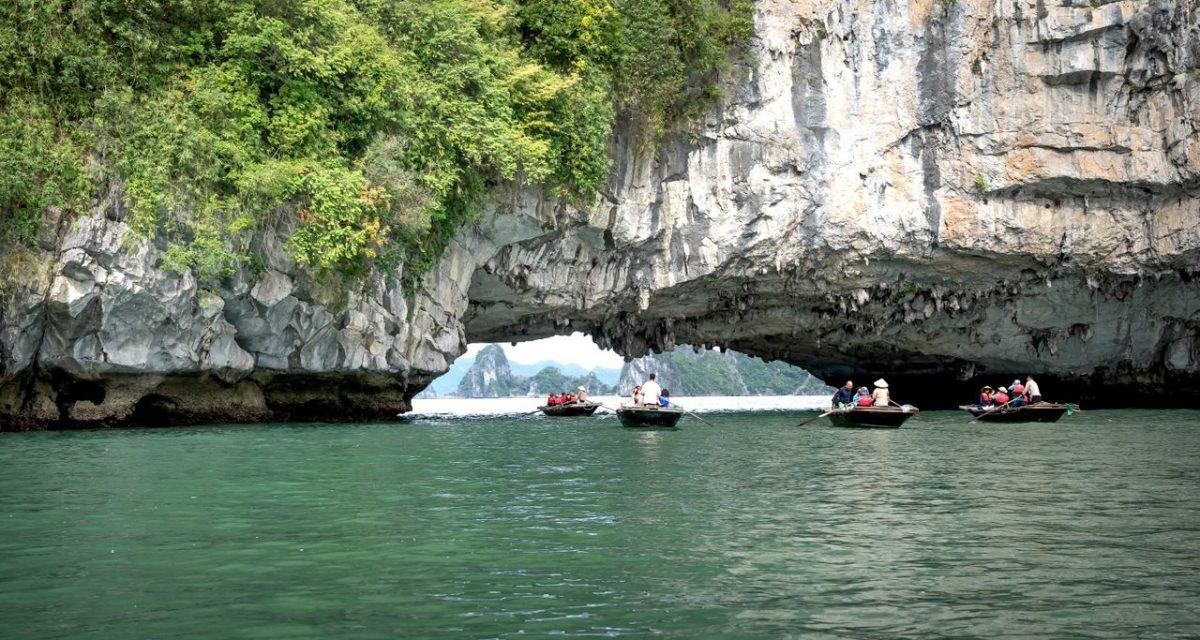 Entre arches calcaires et eaux émeraude, la baie d’Halong illustre la beauté maritime du Tonkin