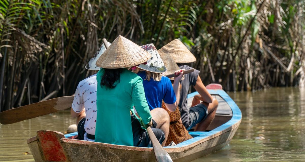 Balade en sampan sur un canal de Ben Tre