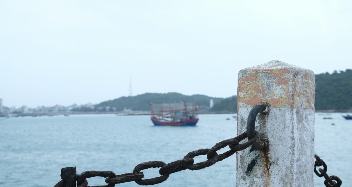 Les bateaux restent au cœur de la vie quotidienne et des excursions maritimes à Cô Tô