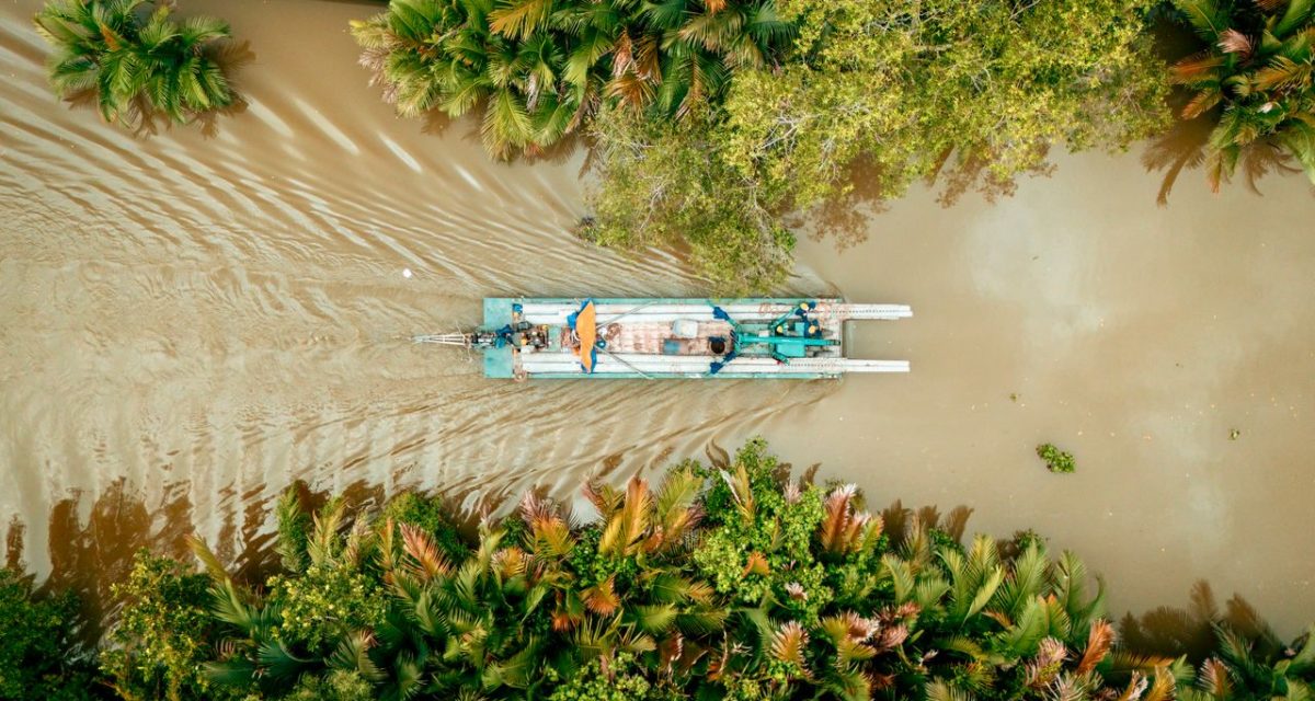 Bateau naviguant sur un canal à Ben Tre