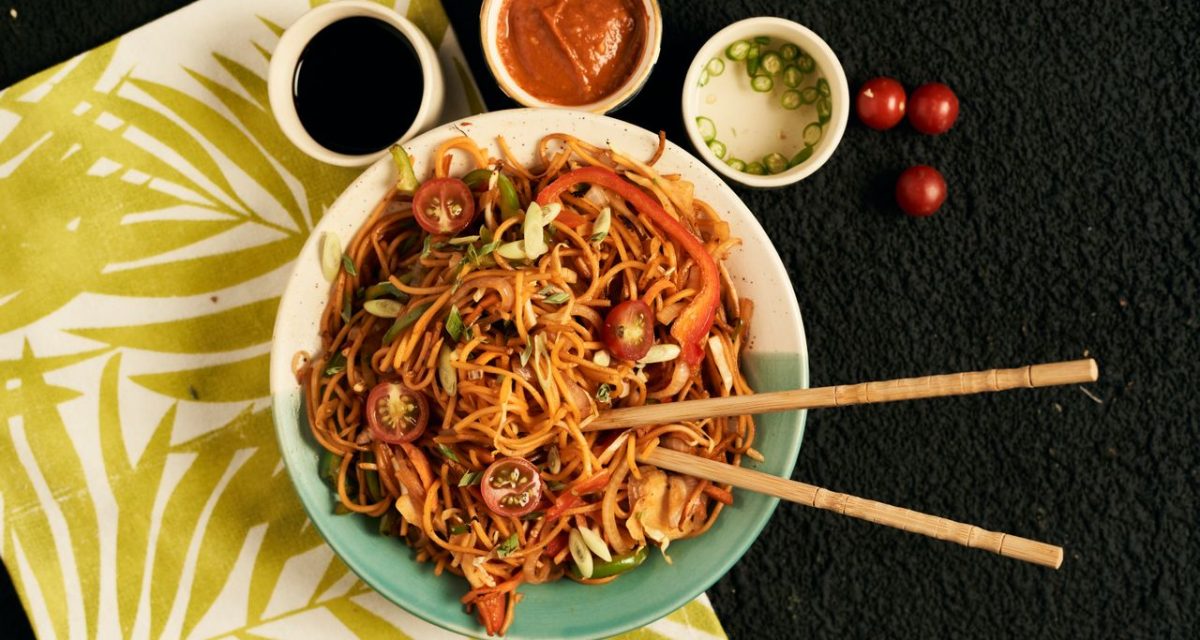 Les nouilles accompagnées de légumes et d’herbes illustrent le contraste de textures recherché dans la cuisine vietnamienne