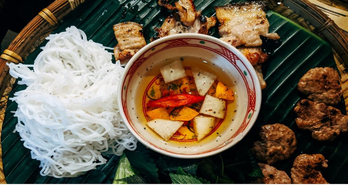 Bún chả vietnamien aux nouilles, herbes fraîches et porc grillé