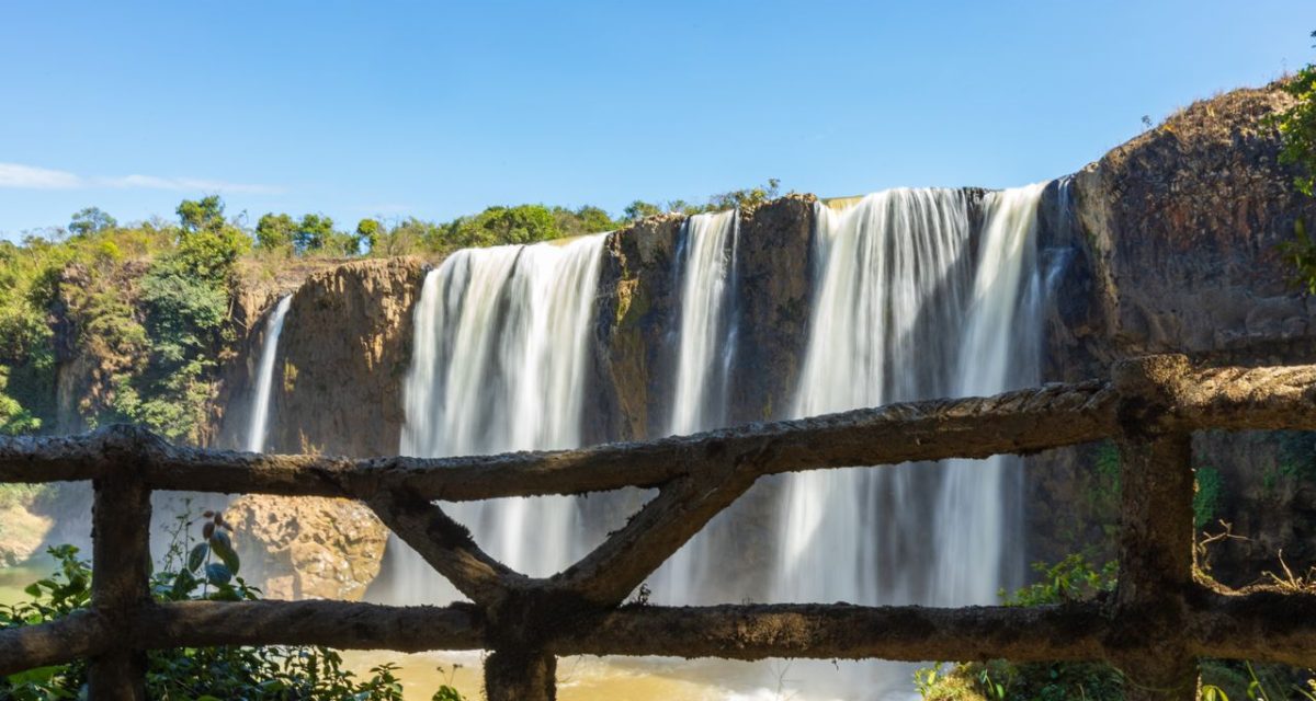 La cascade Dray Sap au milieu des paysages verdoyants du Dak Lak