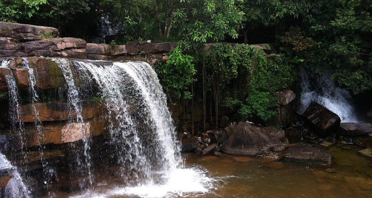 Eau et végétation autour de la cascade de Kbal Chhay, près de Sihanoukville