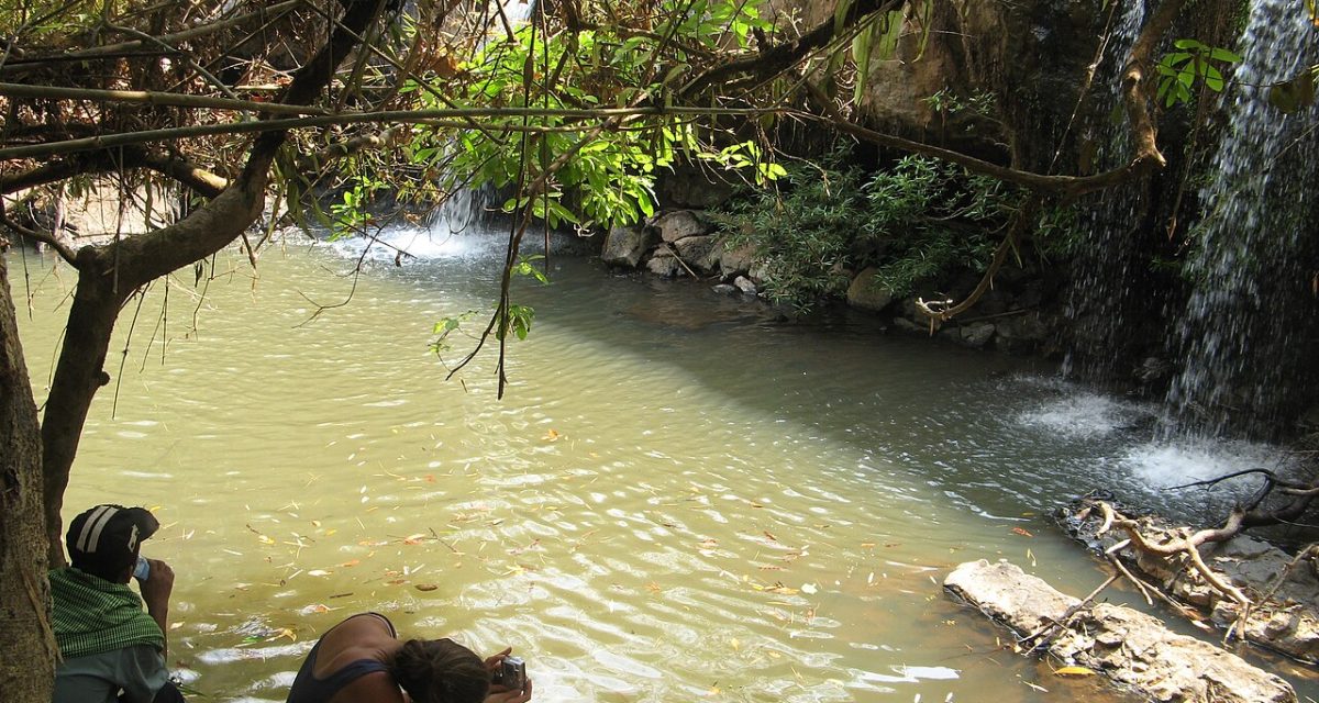 Cascade et bassin naturel au cœur d’une forêt tropicale du Ratanakiri