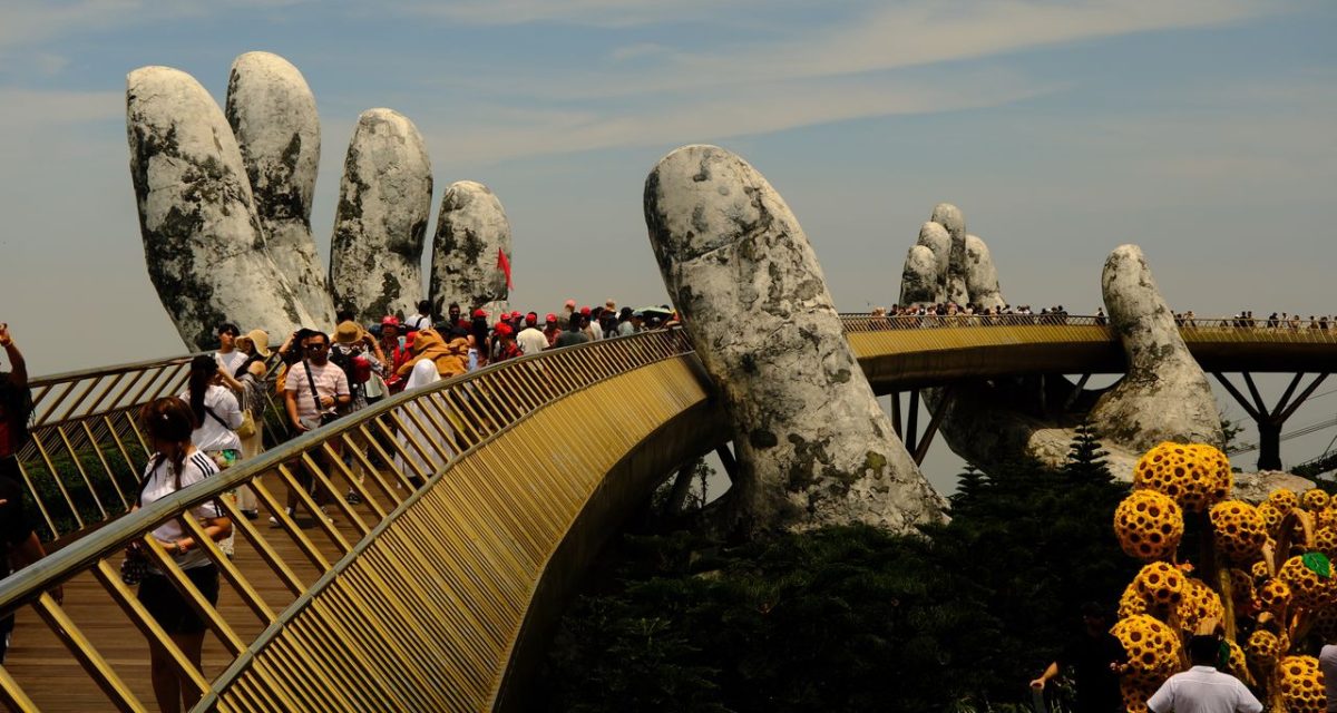 Des touristes sur le pont d’or Da Nang