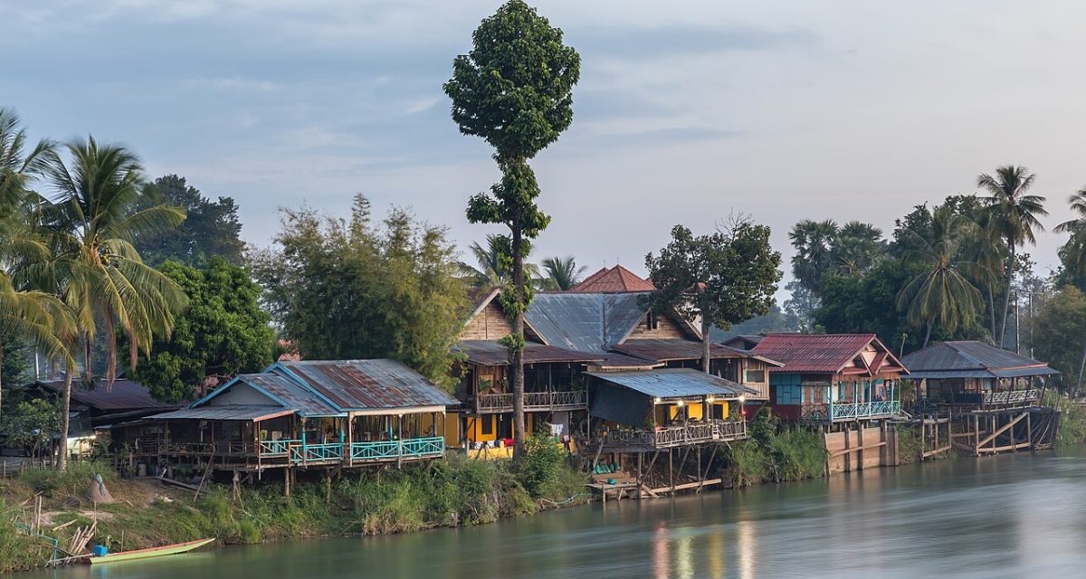 Maisons sur pilotis au bord du Mékong à Don Det, dans les 4 000 îles du Laos