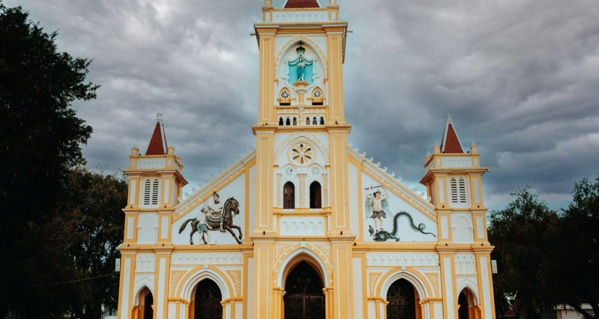 Eglise historique à Kon Tum Eglise catholique historique à Kon Tum, Vietnam