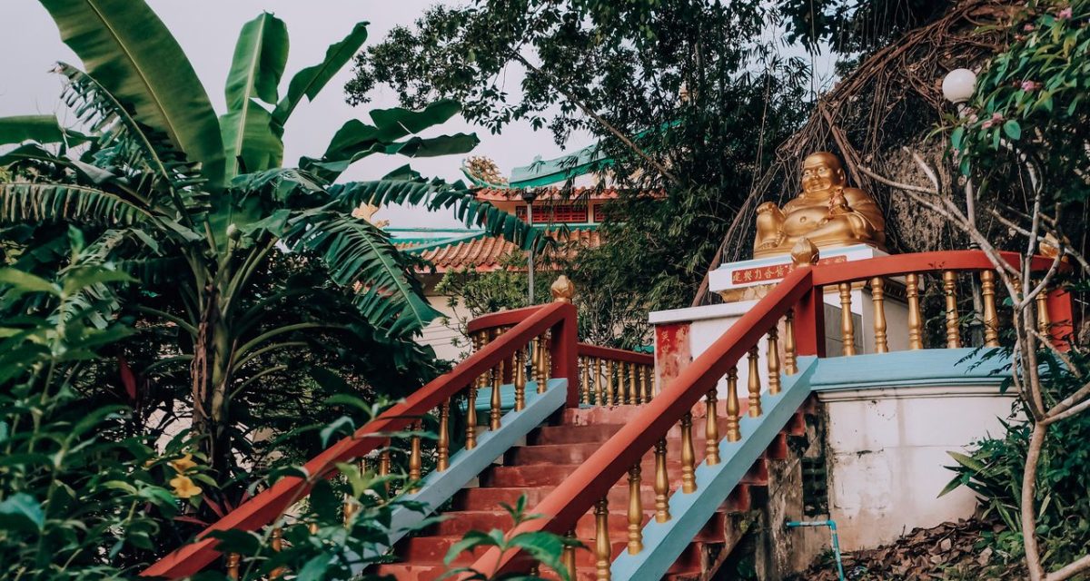 Escalier et statue dorée sur le mont Phou Si