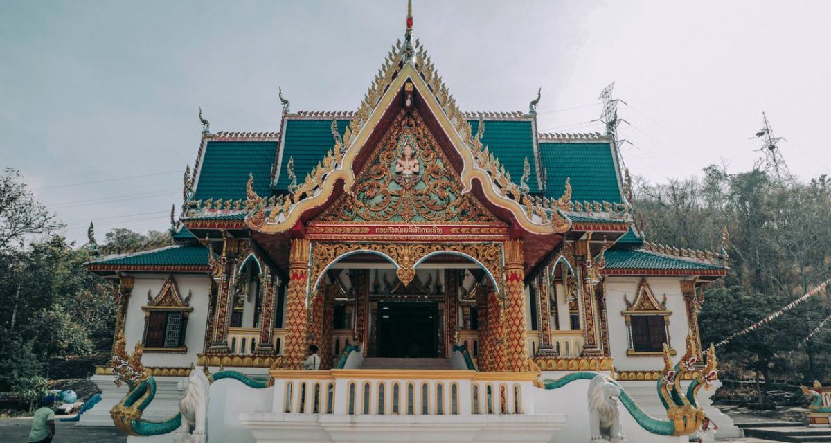Façade d’un temple bouddhique au Laos