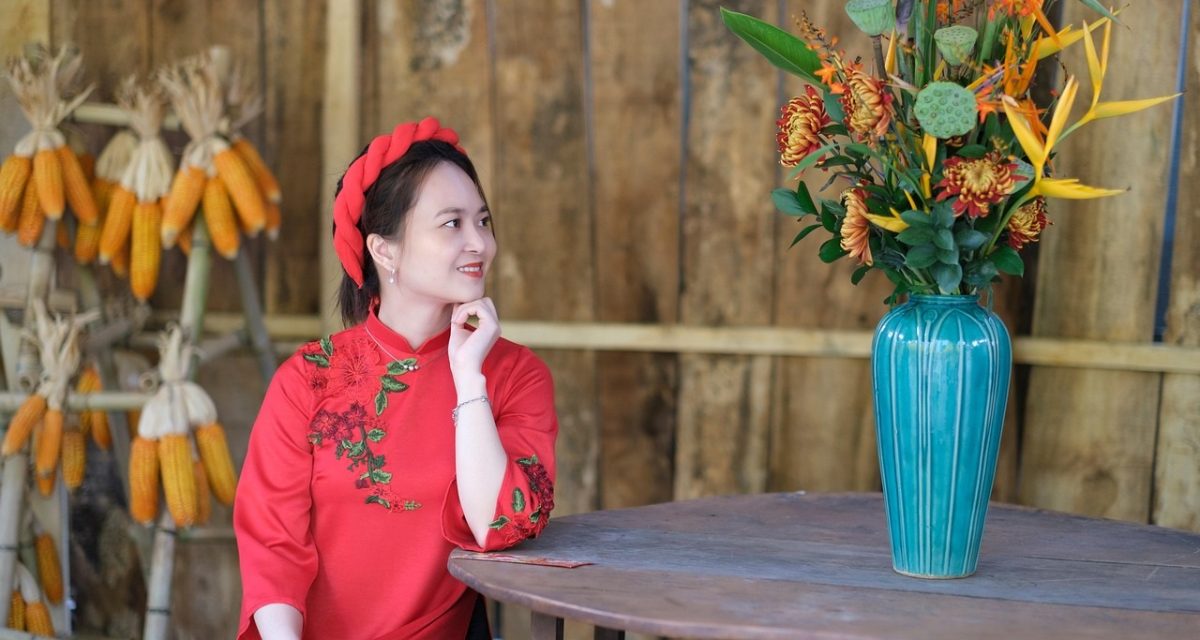 Femme en ao dai rouge, tenue traditionnelle emblématique du Vietnam