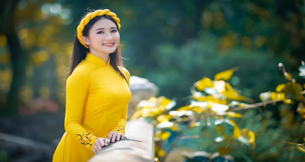Femme vietnamienne portant un Ao Dai jaune