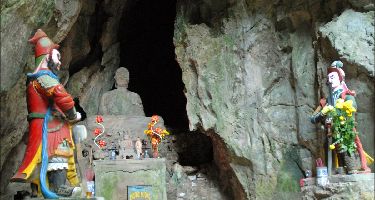Grotte dans la montagne de marbre Grotte dans la montagne de marbre