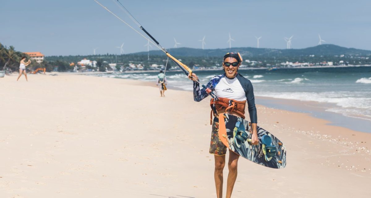 Kitesurfeur sur la plage de Mũi Né