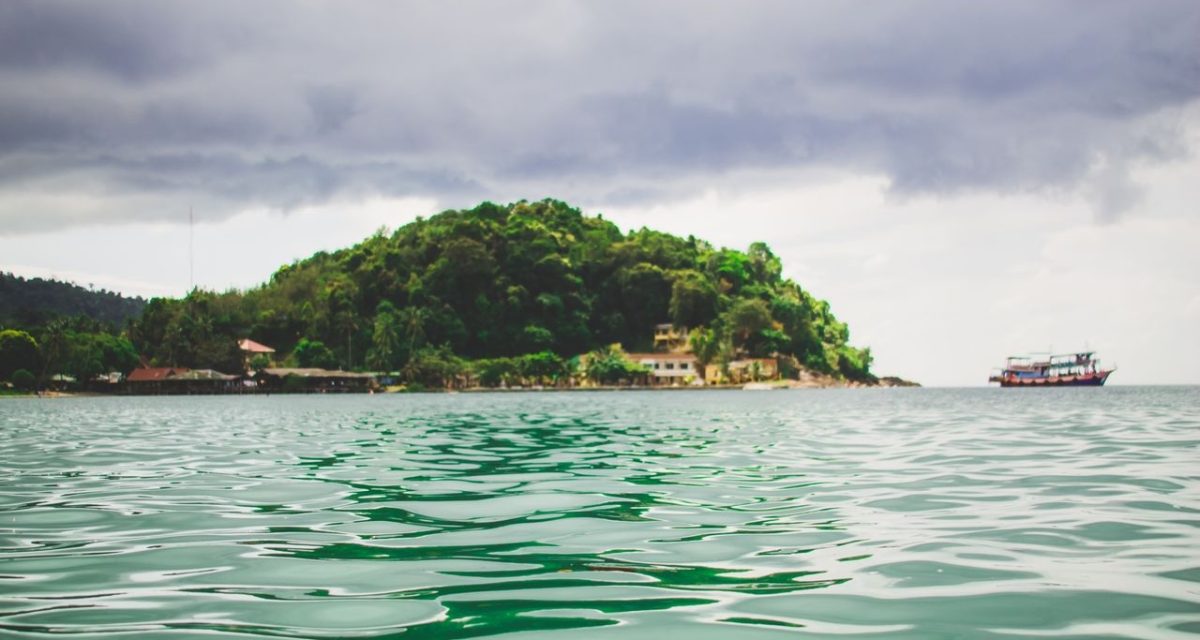 Eaux calmes et rivage verdoyant sur Koh Tonsay, l’île aux Lapins